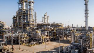 Die Slovnaft in Bratislava ist der wichtigste Anbieter von Raffinerieprodukten in der Slowakei und erzeugt zudem ein breites Spektrum petrochemischer Rohstoffe. In der Wasseraufbereitungsanlage des Raffineriekomplexes arbeiten Lewabrane-Membranelemente von Lanxess seit acht Monaten. (Bild: Jaroslav Repta/Lanxess)