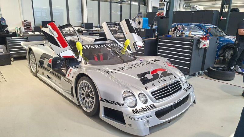 Auch um solche Raritäten wie einen Rennsport-CLK-GTR kümmern sich die 70 Spezialisten und Spezialistinnen im neuen Classic Center. (Bild: Dominsky – VCG)