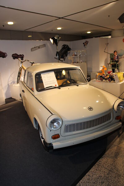 Das Deutsche Kunststoff Museum zeigt auf der K einen Trabant P 601 L aus dem Jahr 1990, dessen gesamte Karosserie aus Bakelite (Duroplast) besteht. Die Herstellung der Elemente erfolgte durch Verpressen von phenolharzimprägnierten Trägerstoffen (Papierbahnen, Glasgewebe) (Bild: PROCESS)