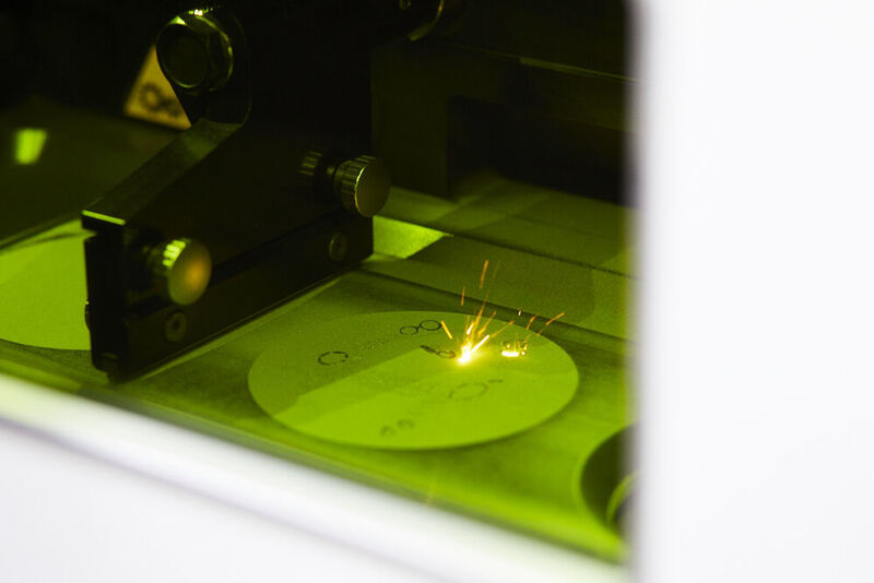 Bei der TruPrint 1000 mit Multilaserprinzip schmelzen zwei Laser die Form der Bauteile im Pulverbett auf.  (Trumpf)