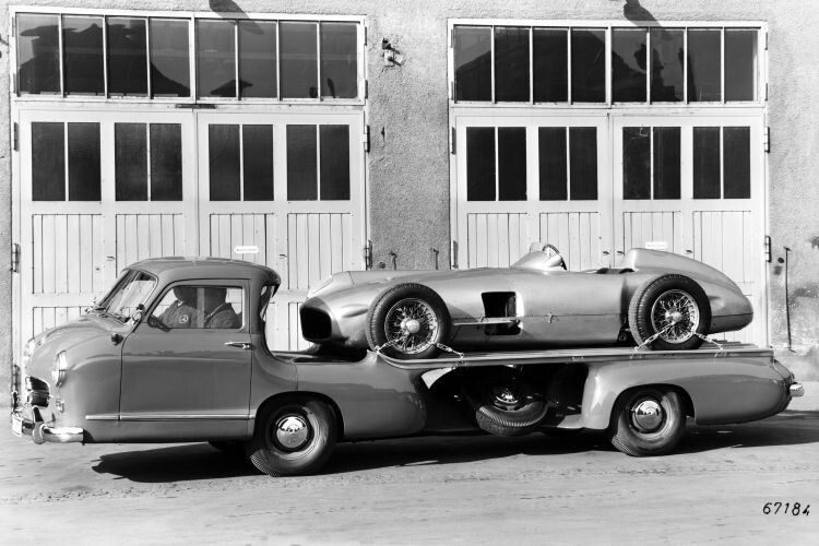 Hätte wie der VW 411 ebensfalls den Titel „Nasenbär“ verdient: Der Mercedes-Renntransporter von 1955 mit seinem langen vorderen Überhang. Der Schnelltransporter auf Basis des Pkw 300 S diente als „Renn-Schnelltransporter“ für Sondereinsätze. Ein Einzelstück, das 1967 verschrottet wurde... (Foto: Daimler)