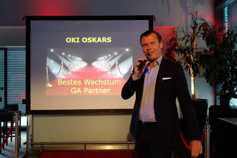 Olaf Sepold, Deputy Managing Director OKI, kündigt die Gewinner der 