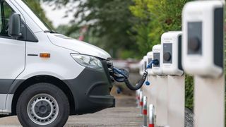 Elektro-Transporter finden Anschluss (Bild: Mercedes-Benz AG)