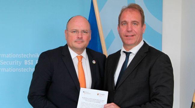 BSI-Präsident Arne Schönbohm und der rheinland-pfälzische Innen-Staatssekretär Randolf Stich im BSI in Bonn (BSI)