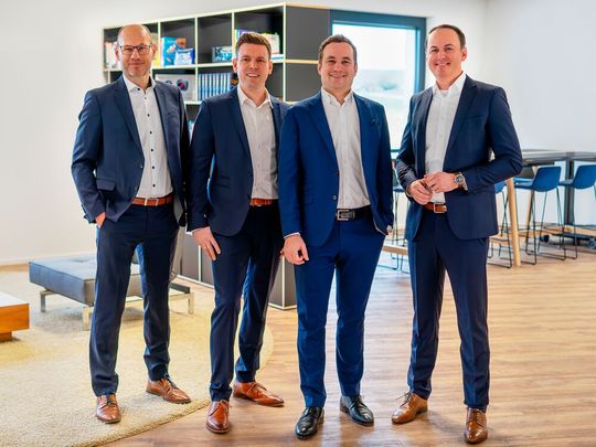 Die Protagonisten bei der Staffelstabübergabe respektive der Ernennung von Dr. Michael Berger zum Geschäftsführer von IDS – von links: Jürgen Hartmann, Alexander Lewinsky, Jan Hartmann und Dr. Michael Berger. (Bild:  IDS)