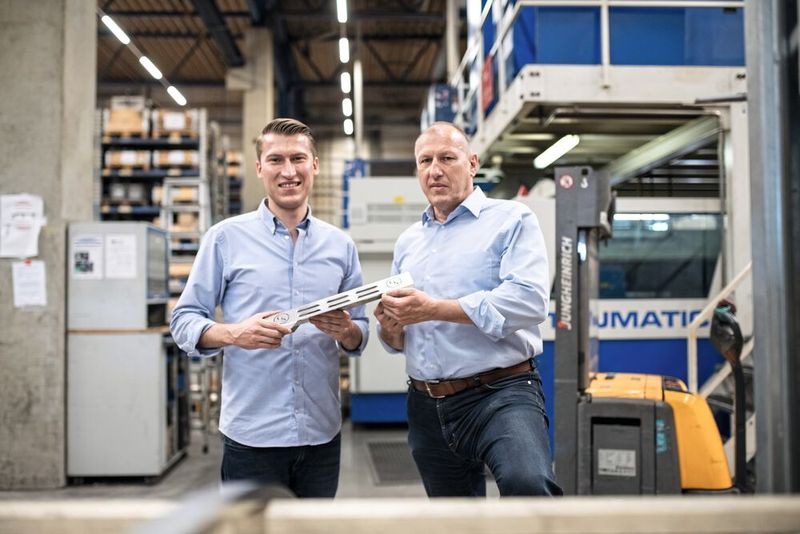 Oliver (links) und Roland Kiefer, Geschäftsführer der Seeger Lasertechnik GmbH. (Bild: Seeger)