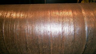 Nach zwei Jahren Forschungsarbeit gibt Castolin Eutectic bekannt, einen Fülldraht entwickelt zu haben, mit dem man beim Auftragschweißen frei von Nickel- und Chrom(VI)-Emissionen arbeiten kann. Endotec Safe-Hard 600 heißt die Produktpremiere. Im Vergleich zu Standarddrähten habe man die chemische Zusammensetzung so angepasst, dass sich die Abrieb- und Stoßfestigkeit der applizierten Schweißraupen (wie hier im Bild) verbessert. Und nicht nur das... (Castolin Eutectic)