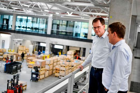 Lenze-Hochregallager werden jetzt per KI-Assistent gewartet, um kommende Probleme zu erkennen, bevor sie akut werden. Links: Dr. Heiko Stichweh, Abteilungsleiter Innovation bei Lenze, der das Ganze mit Maximilian Bause (rechts) vom Fraunhofer IEM entwickelt hat.(Bild:  Dock One)