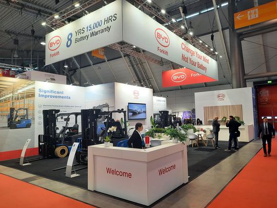Am Logimat-Stand von BYD prangt ein Leistungsversprechen: acht Jahre Garantie oder 15.000 Arbeitsstunden für die Eisen-Phosphat-Batterie. Am Logimat-Stand von BYD prangt ein Leistungsversprechen: acht Jahre Garantie oder 15.000 Arbeitsstunden für die Eisen-Phosphat-Batterie.