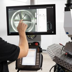 Mit der Trumpf-Software Teachline Touch lässt sich die neue Roboterschweißzelle Trulaser Weld 3000 um bis zu 50 Prozent schneller programmieren und einrichten, was auch eher ungelernte Mitarbeiter schaffen, wie es heißt.(Bild:  Trumpf)