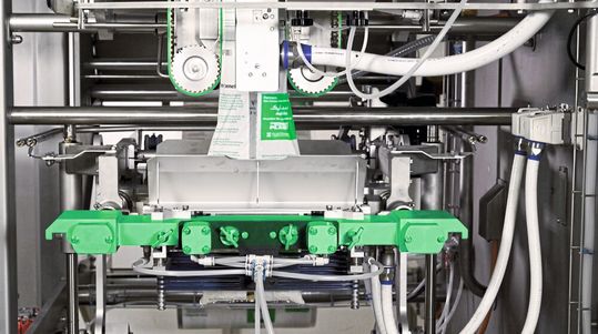 Nachhaltiges Duo: die PHS 2.0 Siegeltechnologie von Syntegon und die 20 mikrometer-dünnen Bope-Folie von Sabic Nachhaltiges Duo: die PHS 2.0 Siegeltechnologie von Syntegon und die 20 mikrometer-dünnen Bope-Folie von Sabic