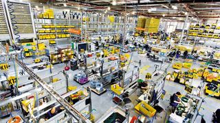 3500 verschiedene Komponenten lagern in der Igus-readycable-Fabrik. Dank hoher Materialverfügbarkeit und schlanken Prozessen kann so sehr rasch produziert werden. (Bild: Igus)