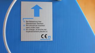 Mit dem gebördelten Edelstahl-Halteseil wird der Steckbolzen am Kran befestigt und ist damit unverlierbar. (Bild: Juliana Pfeiffer)