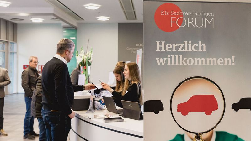 Das Branchenevent „Kfz-Sachverständigen Forum“ des Fachmediums »Fahrzeug+Karosserie« hat sich etabliert – das zeigen rund 400 Teilnehmer der Veranstaltung in Würzburg.  (Bild: Stefan Bausewein)