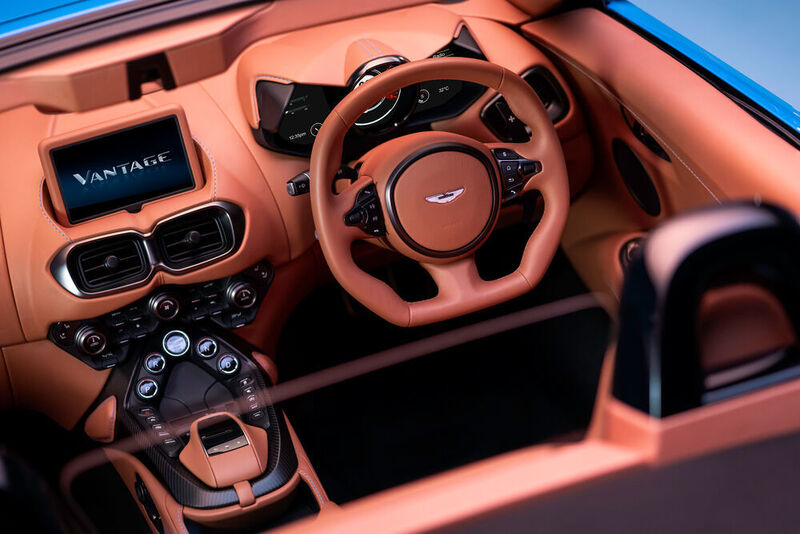 Der Innenraum wird von hellbraunem Leder dominiert und in der Mittelkonsole befinden sich Tasten für die Gangwahl. (Aston Martin)