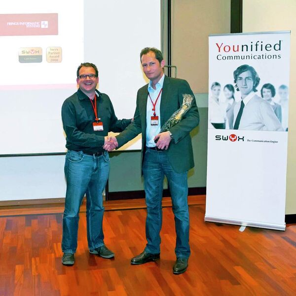 Marco Crueger (links), Vertriebsleiter bei Swyx, überreicht den Partner-Award an Sven Frings, Geschäftsführer Frings Informatic Systems. (Archiv: Vogel Business Media)