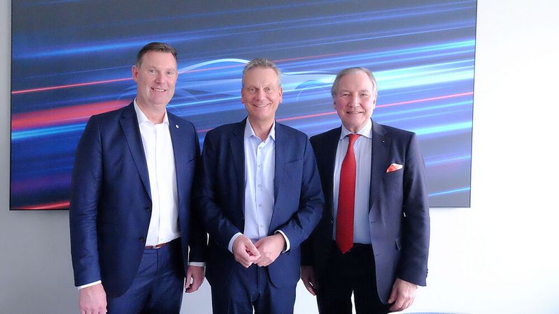 Gespräche der Fachgruppe Fabrikatsvereinigung mit dem ZDK in Berlin (v. l.): ZDK-Geschäftsführer Christian Hegel, ZDK-Präsident Arne Joswig und Dirk Weddigen von Knapp als Stellvertretender Sprecher(Bild:  Zietz - VCG)