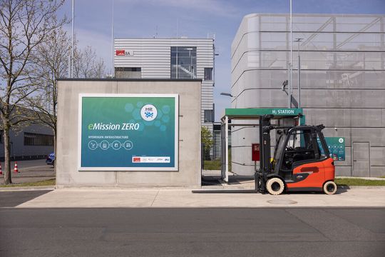Linde Material Handling setzt mit Blick auf die Treibstoffversorgung jetzt auf ein umfassendes, eigenes Wasserstoff-Infrastruktursystem, das künftig 21 Stapler der eigenen Werksflotte mit dem alternativen Treibstoff versorgen wird. Doch auch die Linde-Kunden sollen profitieren ... Linde Material Handling setzt mit Blick auf die Treibstoffversorgung jetzt auf ein umfassendes, eigenes Wasserstoff-Infrastruktursystem, das künftig 21 Stapler der eigenen Werksflotte mit dem alternativen Treibstoff versorgen wird. Doch auch die Linde-Kunden sollen profitieren ...