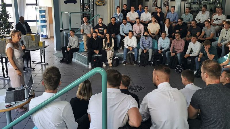 Schulleiterin Sylvia Gerl befragte die neuen Studenten zu ihren Berufsplänen für die Zeit nach Abschluss des Studiums. (Bild: BFC)