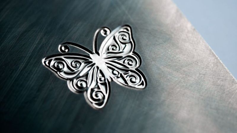 Während beim Materialabtrag per UKP-Laser auch harte Werkstoffe gezielt örtlich verdampft werden, schmilzt der gleiche Laser beim Polieren das Material auf, wenn die Parameter entsprechend eingestellt sind. Die Schmelze bildet einen Film, der erstarrt als glatte Oberfläche zurückbleibt. Von Vorteil ist, dass auch nur einzelne Bereiche bearbeitet werden können. (Bild: Fraunhofer-ILT)