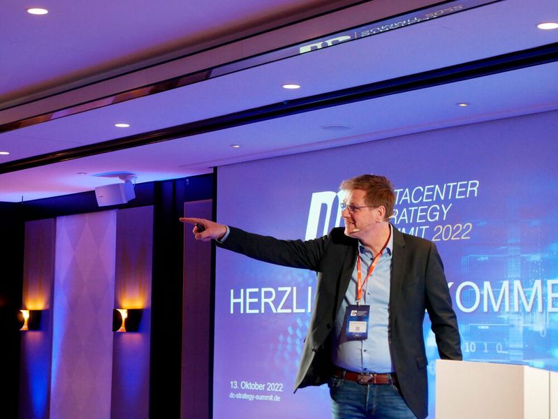 Strategie, Taktik und Operations – was muss man beachten? Eröffnungsredner Dr. Gunnar Schomaker, Vice Managing Director am Software Innovation Campus Paderborn, lieferte Antworten. (Bild: Vogel IT-Medien GmbH)