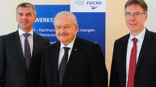 Beim traditionellen Kamingespräch von ZDK und Fuchs: (v.li.) Ralph Rheinboldt (Vorstandsmitglied Fuchs Petrolub), Jürgen Karpinski (ZDK-Präsident) und Stefan Knapp (Vorsitzender der Geschäftsführung Fuchs Schmierstoffe). (Baeuchle / »kfz-betrieb«)