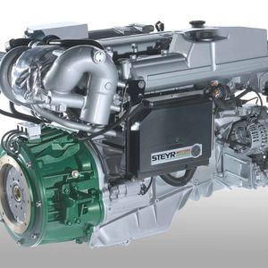 Das weltweit erste Dieselhybrid-Aggregat für Schiffe und Boote sorgt für umweltschonende, leise Fahrt und exaktes Manövrieren im Hafen und als Booster zugeschaltet für mehr Dynamik im oberen Geschwindigkeitsbereich.