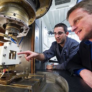 An der Saar-Uni forschen Ingenieure in unterschiedlichen Bereichen: Prof. Dirk Bähre (r.) und Dipl.-Ing. Olivier Weber arbeiten zum Beispiel an einem Verfahren, das es ermöglicht, maßgefertigte Metall-Bauteile in großer Zahl günstig herzustellen.