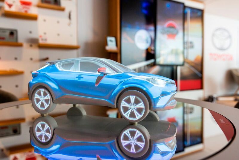 Toyota bringt den Besucher in seinem neuen Markenhaus neben den alternativen Antriebsarten auch seine neuen Modelle näher. (Toyota)