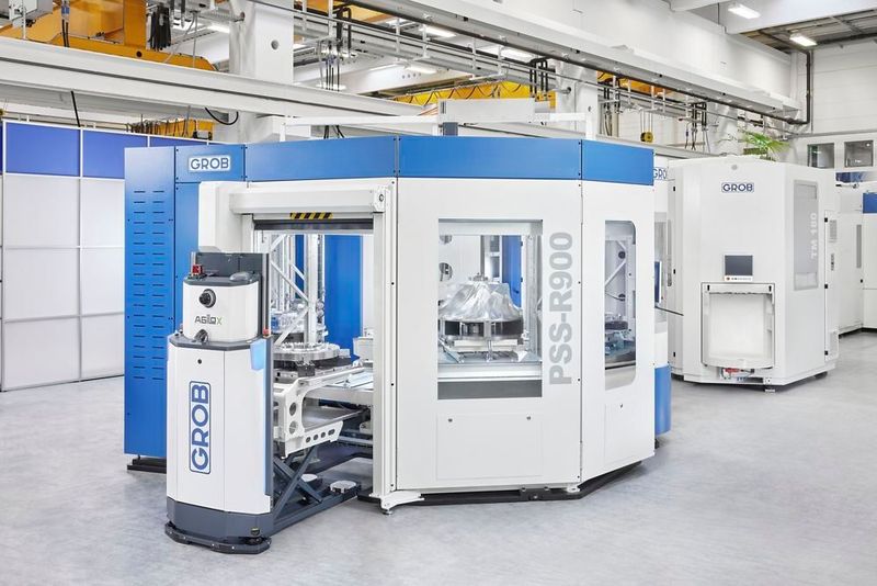 Auch das 5-Achs-Fräs-Dreh-Bearbeitungszentrum G550T wird von Grob in Stuttgart zur AMB vorgestellt. Es ist mit dem Palettenrundspeichersystem PSS-R900, dem Zusatzmagazin TM373 und dem fahrerlosen Transportsystem GMR kombiniert.  (Bild: Grob-Werke)