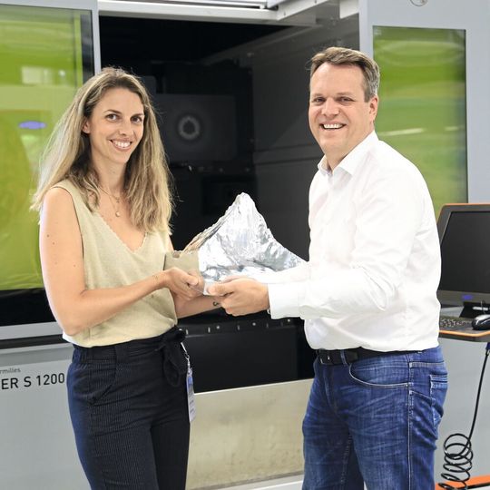 Übergabe des Matterhorns: Thomas Wengi, Geschäftsführer GF Machining Solution übergibt das Matterhorn an Margaux Pontieu, Chefredakteurin MSM. Übergabe des Matterhorns: Thomas Wengi, Geschäftsführer GF Machining Solution übergibt das Matterhorn an Margaux Pontieu, Chefredakteurin MSM.