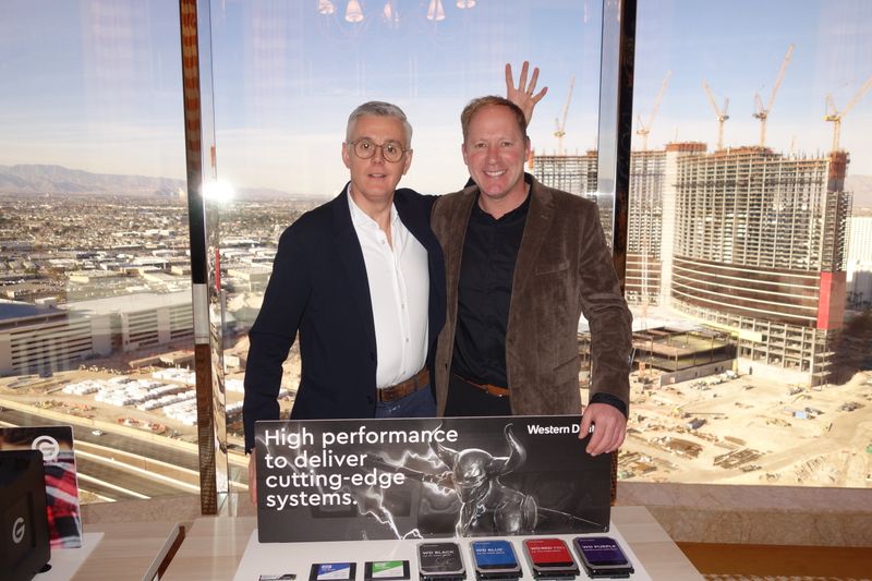 (l.) Sven Rathjen und Sascha Böhmer, Western Digital, haben in Vegas alles unter Kontrolle. (IT-BUSINESS)