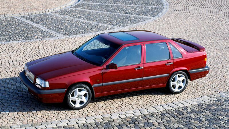 In den 1990er-Jahren entdeckten die Volvo-Designer das Rechteck, wie etwa die Limousine 850 aus dem Jahr 1993 zeigt. Ab Sommer 1993 gab es die mit ihren Fünfzylinder-Reihenmotoren auch mit Turboaufladung. Der 850 T-5 leistete 166 kW (226 PS).  (Bild: Volvo)