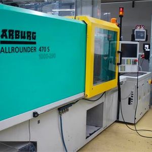 Mit dieser Spritzgießmaschine kommt eine Arburg 470S1000-290 aus dem Baujahr 2012 zur Versteigerung. Sie hat eine Schließkraft von circa 100 Tonnen.(Bild:  Surplex)