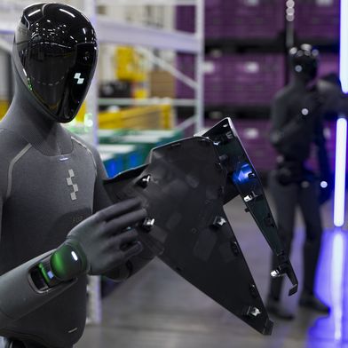 Figure 03 im Einsatz: Dank taktiler Sensoren und Kameras in den Händen sequenziert der Roboter angelieferte Bauteile für die Montage. (Bild: BMW)