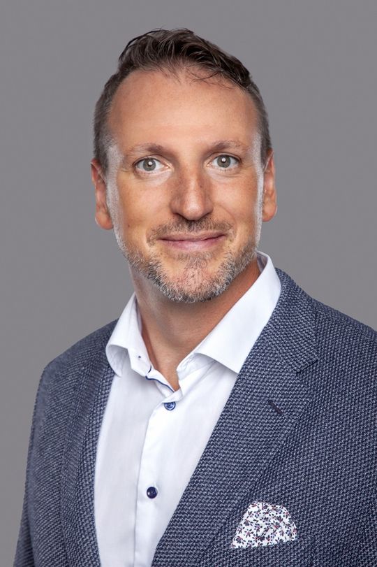 Tobias Ackermann: CEO von Entirely und verantwortet Strategie und Wachstum des Unternehmens. Zuvor war er unter anderem CEO von Censhare. Er verfügt über langjährige Erfahrung in MarTech, Enterprise-Software und datengetriebener Transformation.(Bild:  Entirely.ai)