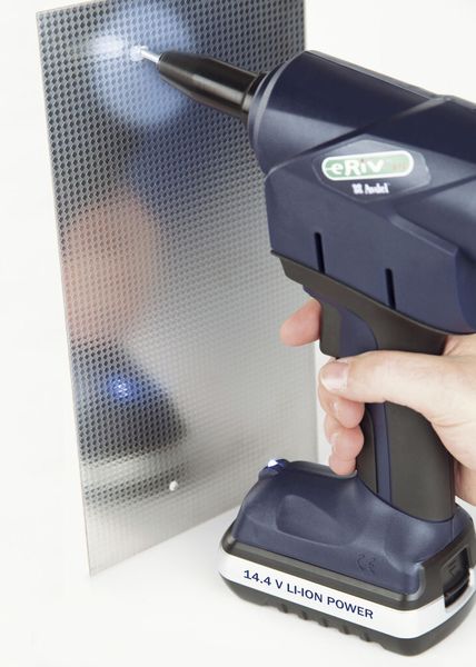 Die LED beleuchtet den Arbeitsbereich. (Bild: Avdel)