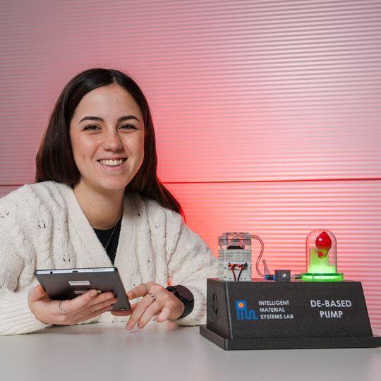 Vakuumpumpen-prototyp: demonstrative Imstire zieht die folie ein vakuum in einer glandlocke mit luftballon. Die Doktorandin Carmen Perri Forscht an den Smarten Pumpen und Ventilen. (Bild: Oliver Dietze / Universität des Saarlandes)