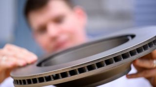 Auch Feinstaub ist ein Umwelschädling. Er entsteht etwa beim Bremsen. Hier sieht man allerdings eine Bremsscheibe, die per Hochgeschwindigkeits-Laserauftragsschweißen von Trumpf veredelt wurde, um weniger Feinstaub zu erzeugen als übliche Produkte. (Bild: Trumpf)