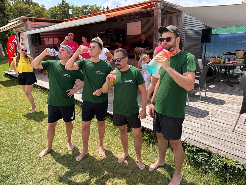 Das TechniSpace Response Force hat das Kamel-Syndrom: Auf einmal viel Trinken.  Soll das den Sieg für (v. l.) Matthias Leffer, Florian Reithofer, Andreas Hlopunow und Kevin Locher (TechniData IT) bringen? (Bild: Vogel IT-Medien GmbH)