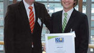 „So etwas braucht jeder Händler.“ Axel Bischopink (li.) vom Beratungsunternehmen Christof Gerhard überreichte Autorundgang-Erfinder Markus Stempfer die Urkunde. (Archiv: Vogel Business Media)