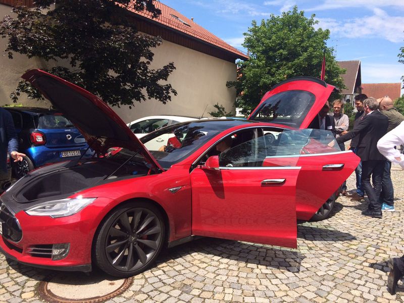 Die Kombination Rot und schnelles Auto lässt die Männerherzen höher schlagen. (Bild: Boston)