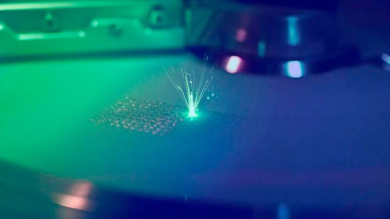 Durch den additiven Aufbau der Bauteile können beispielsweise Sensoren eingearbeitet und damit die Funktionen der Bauteile erweitert werden.