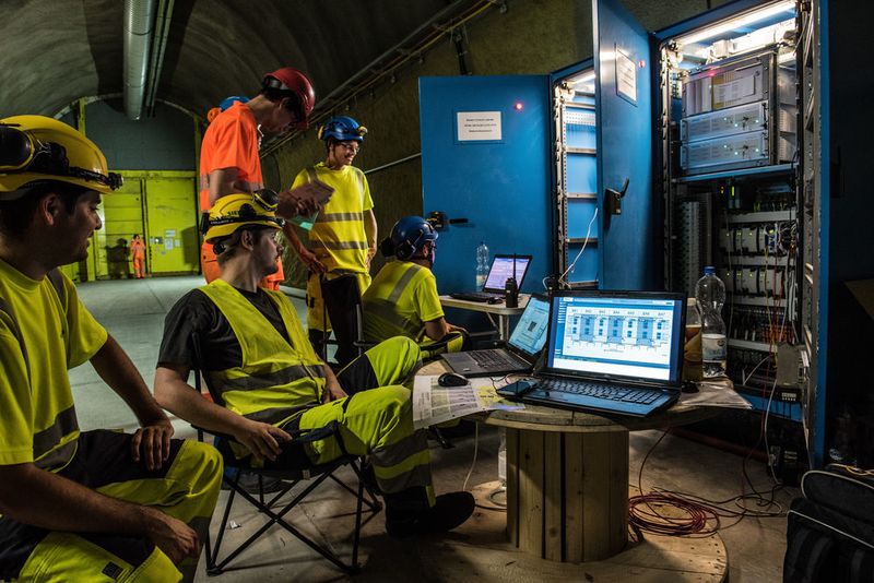 Nach über 20 Jahren Planungs- und Bauzeit wird in der Schweiz die Fertigstellung des Gotthard-Basistunnels gefeiert – der längste Eisenbahntunnels der Welt. Jede Menge Technik sorgt für einen reibungslosen Schienenverkehr. So wird beispielsweise Messtechnik von Endress + Hauser für die Tunnel-Entwässerung eingesetzt. (AlpTransit Gotthard AG)