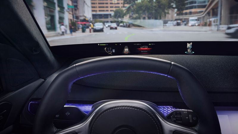 Das neue Ready Vision Qvue-Display von Harman Automotive erstreckt sich über die gesamte Breite der Windschutzscheibe.(Harman Automotive)