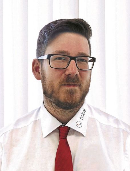 Hotset-Produktmanager Adrian Strojny erklärt: „Die Übergangshülse von Thermoelementen und Widerstandsthermometern hat Gehäusefunktion. Sie ist verantwortlich für den Schutz der fragilen Verbindung zwischen der feinen Messspitze und den hauchdünnen Ausgleichleitungen.“ (hotset)