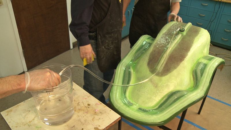 Die wiederverwendbare Vakuumhaube ersetzt bei der Herstellung des Rennsitzes die obere Formhälfte des Werkzeugs. Sie kann bis zu 500-Mal eingesetzt werden. (Bild: Kaupo)
