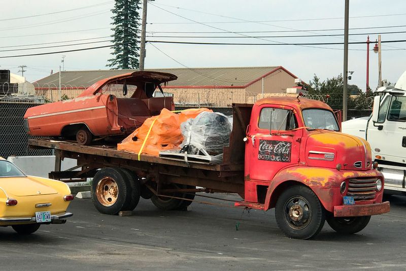 Zwischen den Traumwagen auf dem Hof stehen auch Unfallfahrzeuge und Rostlauben, bei denen bereits die Transportkosten den Materialwert übersteigen dürften. (Benjamin Bessinger/SP-X)