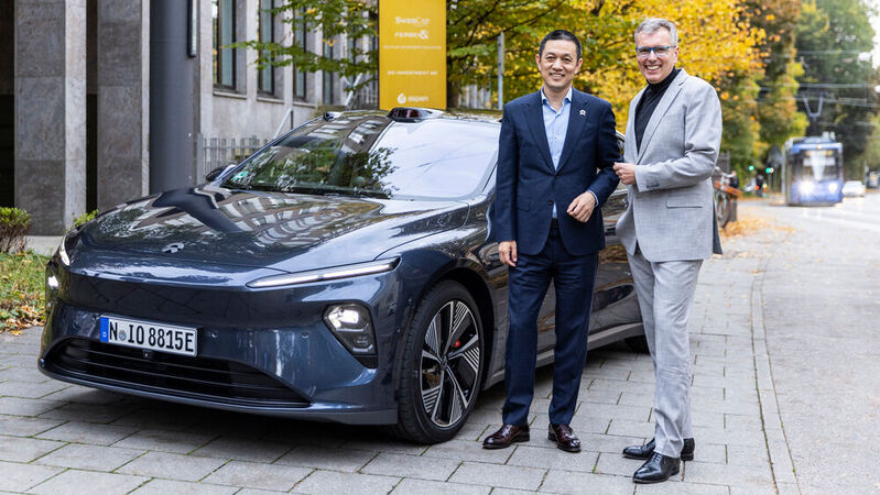 Nio-Gründer William Li (links) und ZF-Vorstand Holger Klein neben Nios Elektro-Limousine ET7. 