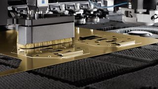 Perfekt kombiniert: Die «TruMatic 6000 fiber» kombiniert die Stärken des Festkörperlasers mit produktiver Stanztechnologie. (Bild: Trumpf)